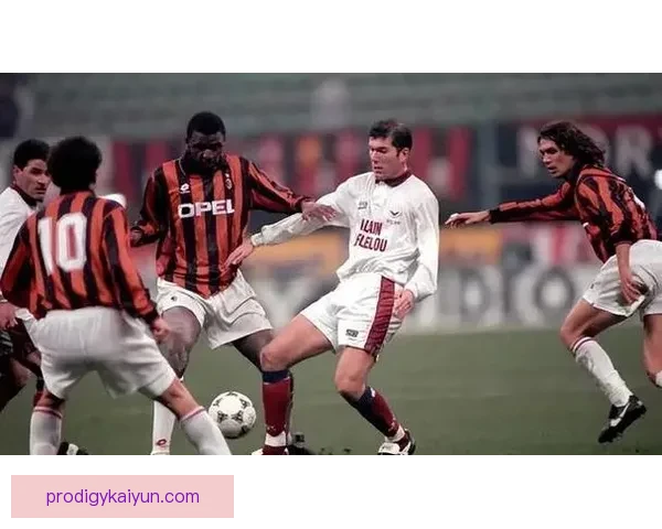 齐达内盘带展现优雅与力量的完美结合，足球场上的艺术表演状态回暖